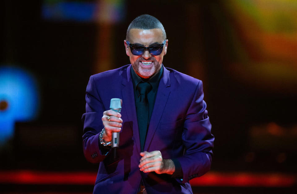 Betrachtet man George Michael heute, fällt auf, dass der Popstar sich in Sachen Farben irgendwie mehr traut als in den 80ern. Damals musste er aber auch noch das Image von Mutters Liebling aufrecht erhalten.