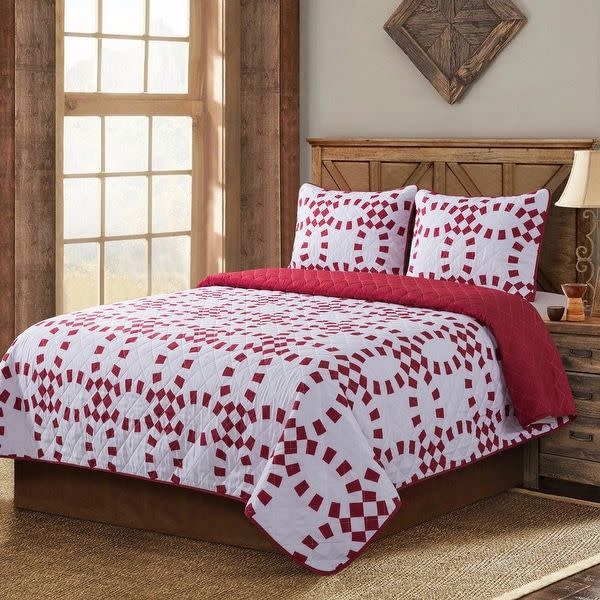 4) Country Living Holiday Ring Quilt Set