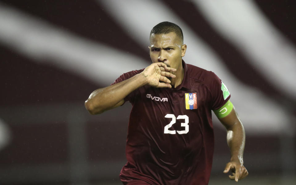 Salomón Rondón, de la selección de Venezuela, festeja tras anotar el segundo gol de su equipo ante Chile en un duelo de la eliminatoria mundialista, disputado el martes 17 de noviembre de 2020, en Caracas (Miguel Gutiérrez, Pool via AP)