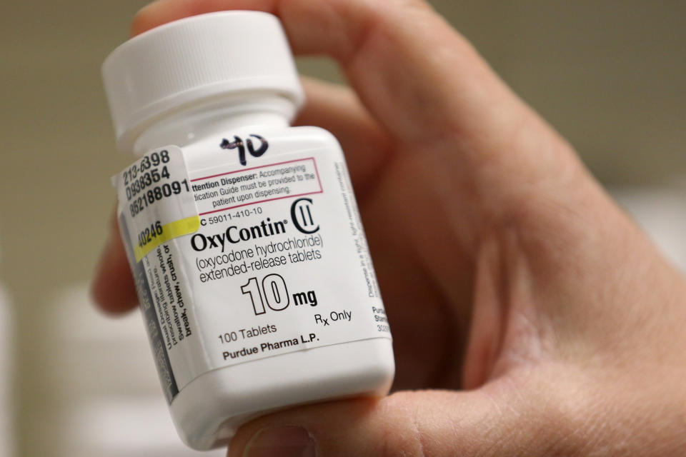 A pharmacist holds a bottle OxyContin made by Purdue Pharma at a pharmacy in Provo, Utah, U.S., May 9, 2019.  REUTERS/George Frey