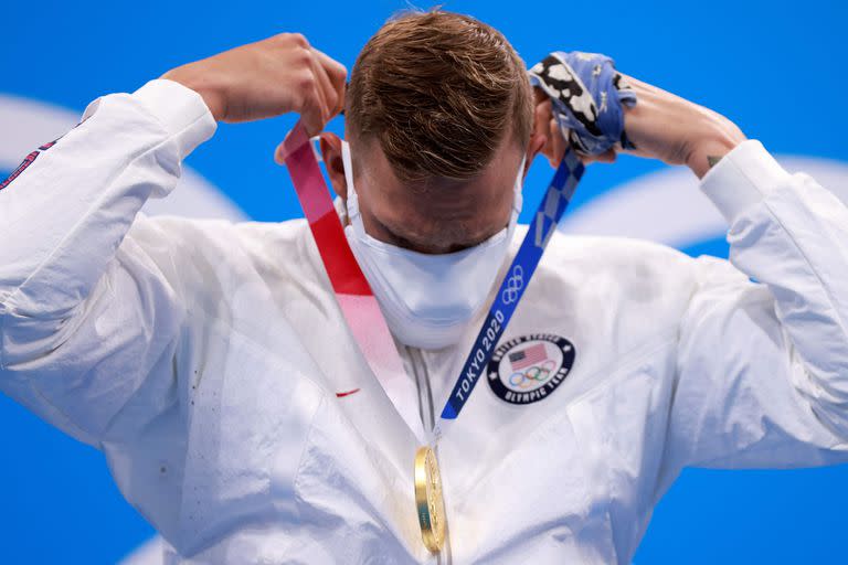 Caeleb Dressel le regaló su medalla de oro de la prueba de relevos al compañero que lo había reemplazado en las semifinales.