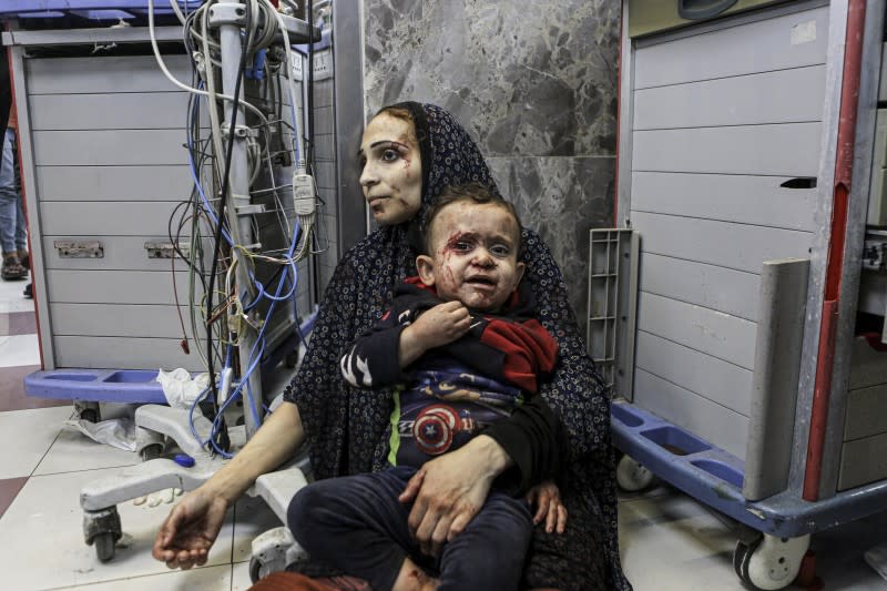 <cite>17日加薩北部阿里阿拉伯醫院發生爆炸，該醫院收容許多流離失所的婦女與孩童。（AP）</cite>