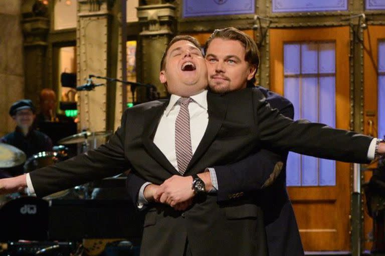 Johan Hill y Leonardo DiCaprio cuando interpretaron una escena de Titanic en Saturday Night Live (Crédito: Twitter)