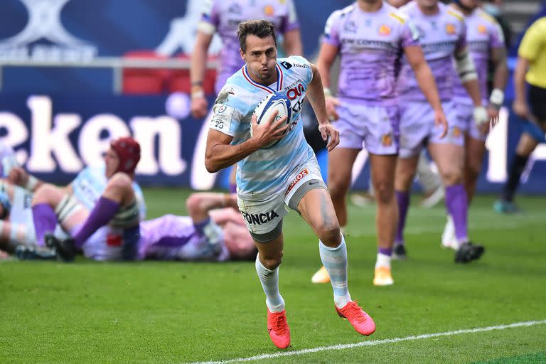 Juan Imhoff se encamina a apoyar debajo de los palos el primer try de un jugador argentino en la historia de la Champions Cup de Europa