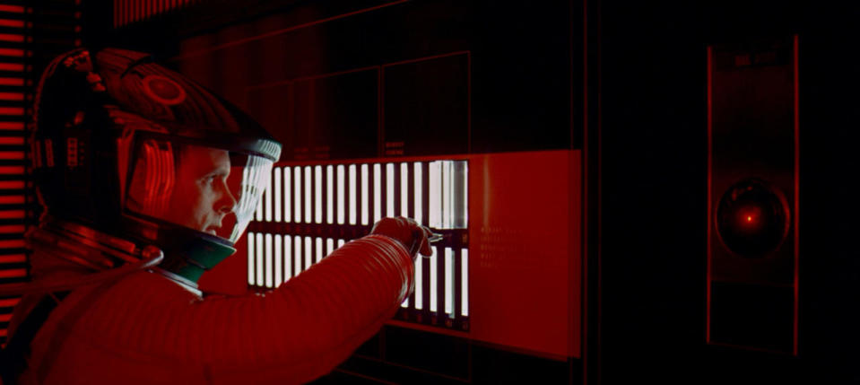 HAL 9000 (”2001: Odisea del espacio”, 1968): Sin lugar a dudas, cuando hablamos de computadoras inteligentes en las películas, todos pensamos en ella como una de las primeras y más interesantes. 