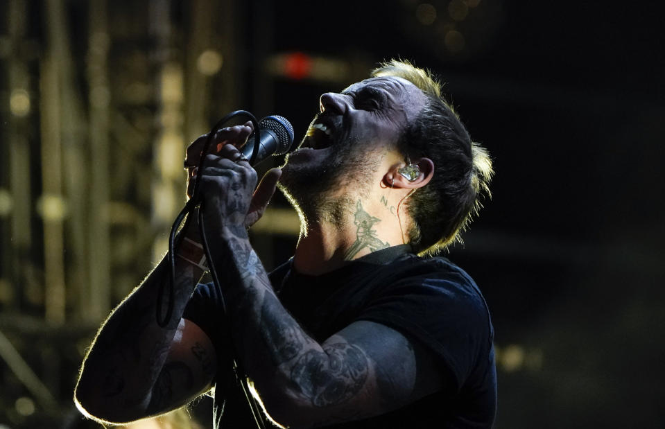 Joe Talbot de Idles durante su concierto en el festival Corona Capital en la Ciudad de México el domingo 20 de noviembre de 2022. (Foto AP/Eduardo Verdugo)