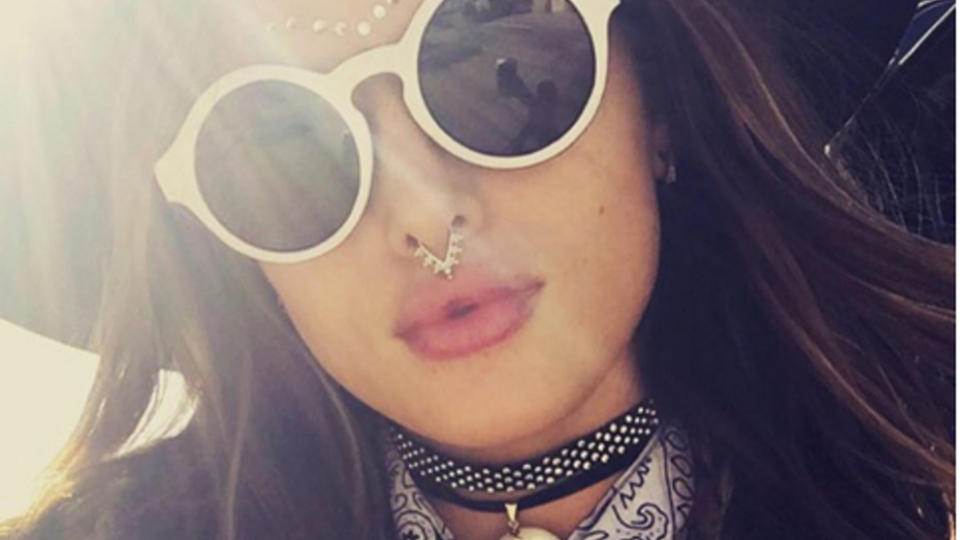 Schauspielerin Bella Thorne trägt auf dem Coachella eine mit Nieten verzierte schwarze Choker-Halskette