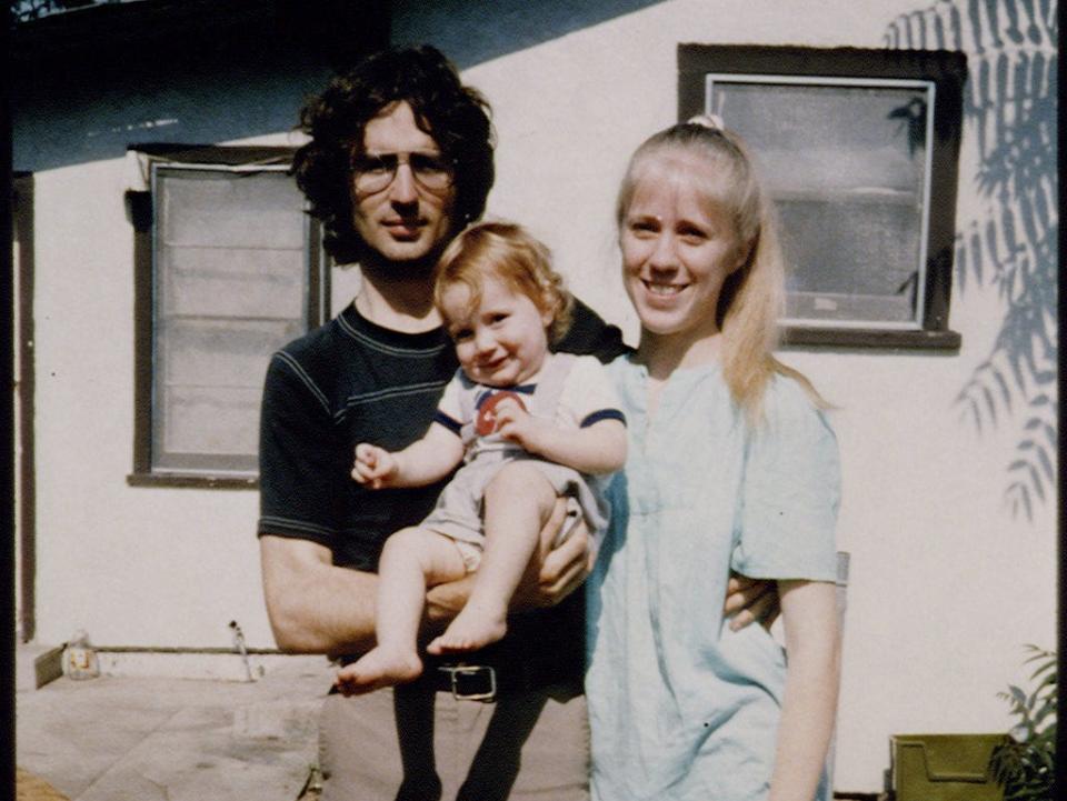 David Koresh, his wife Rachel and their son Cyrus in front of their house in 1986.