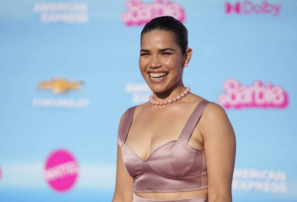 America Ferrera llega al estreno de "Barbie" el domingo 9 de julio de 2023 en The Shrine Auditorium en Los Angeles. (Foto AP/Chris Pizzello)