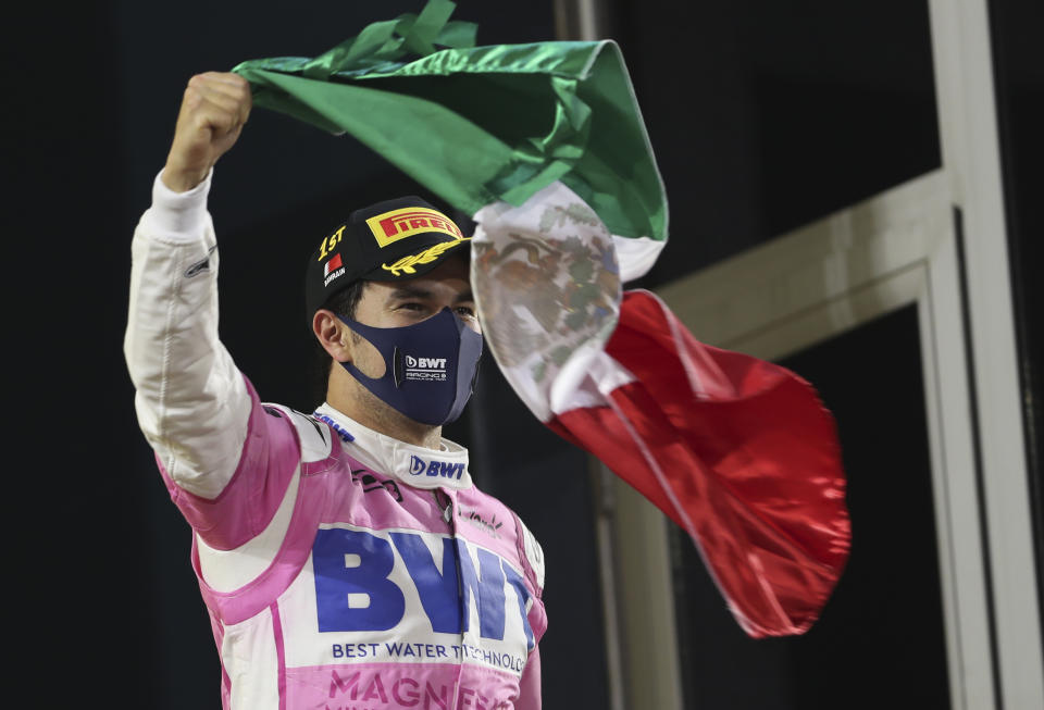 El piloto mexicano Sergio Pérez (Racing Point) celebra tras ganar el Gran Premio de Sakhir de la Fórmula Uno, el domingo 6 de diciembre de 2020, en Sakhir, Bahréin. (AP Foto/Kamran Jebreili, Pool)