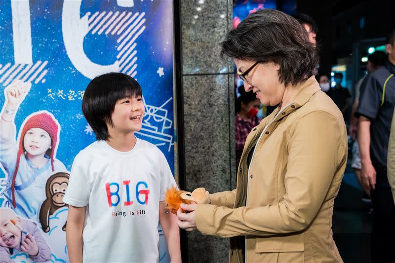 《BIG》主演鄭又菲，送禮致謝予16任副總統蕭美琴。（圖／米倉影業提供）