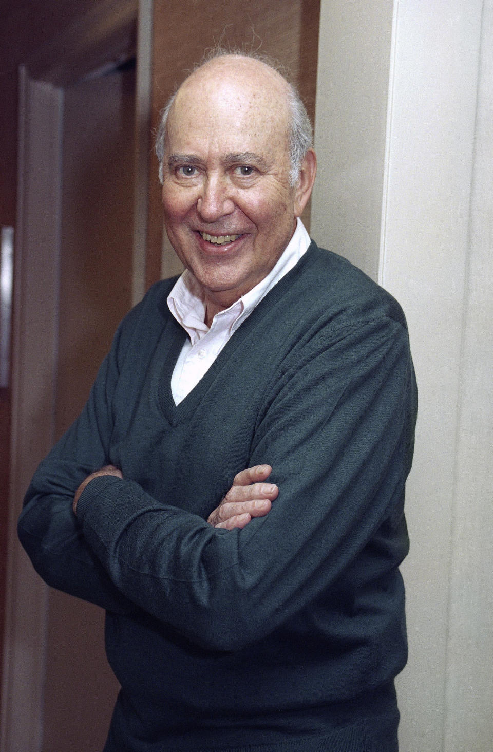 En esta foto del 15 de octubre de 1993, el guionista, comediante y director Carl Reiner tras una entrevista en Nueva York. Reiner falleció la noche del lunes 29 de junio de 2020 de causas naturales en su casa en Beverly Hills, California. Tenía 98 años. (AP Foto/Crystyna Czajkowsky, Archivo)