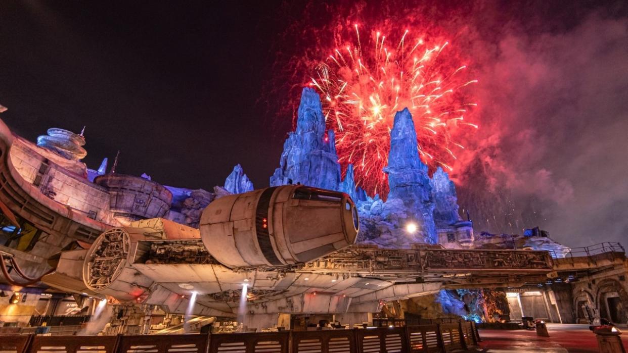  “Fire of the Rising Moons" fireworks at Star Wars: Galaxy's Edge Disneyland. 