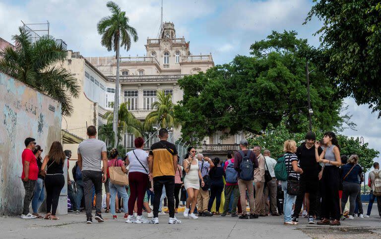 Los cubanos hacen cola para entrar a la embajada española en La Habana el 9 de enero de 2024.
