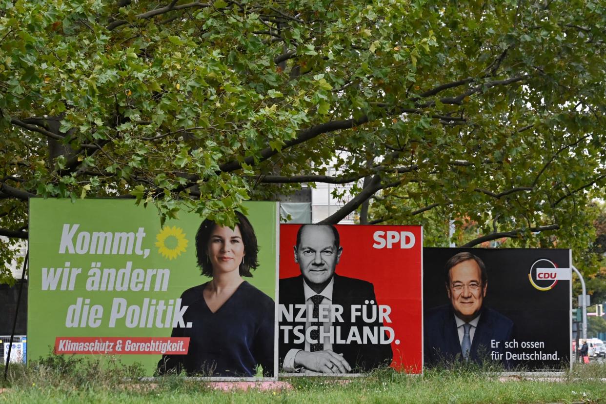 Allemagne: affiches de campagne pour les élections législatives montrant les trois candidats à la chancellerie Olaf Scholz (SPD), Armin Laschet (CDU) et Annalena Baerbock (Les Verts) - John Macdougall / AFP