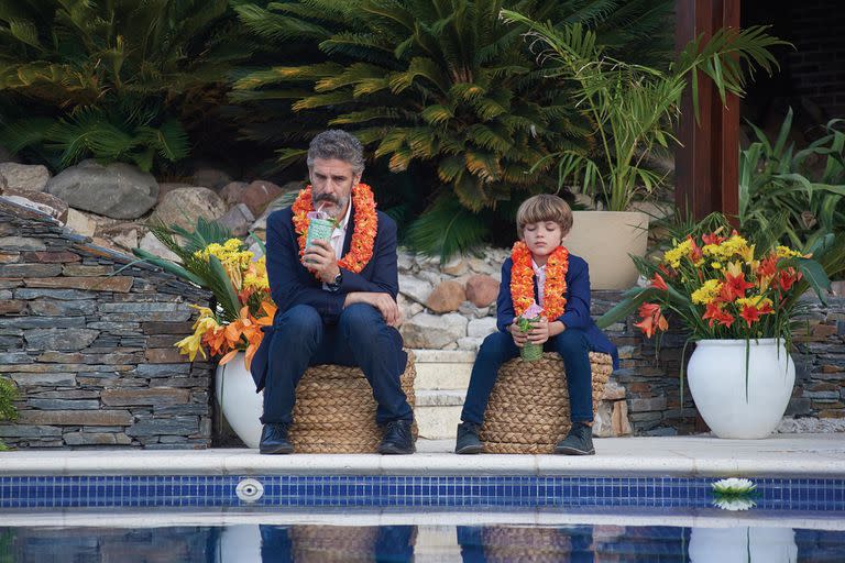 Leonardo Sbaraglia y Benjamín Otero en una escena de Hoy se arregla el mundo 