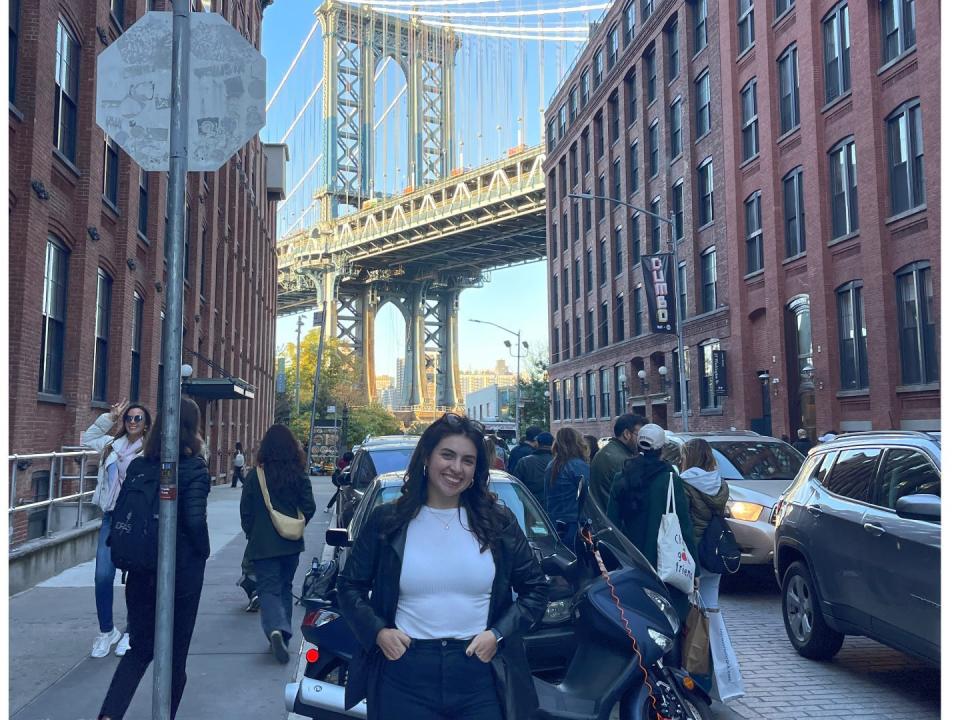 The author in front of the Manhattan bridge.