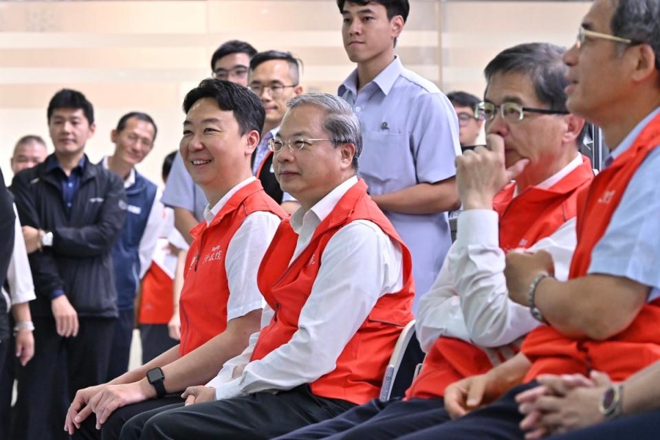 行政院發言人陳世凱（左）陪同視察交通部高公局交控中心。   圖：翻攝自陳世凱臉書
