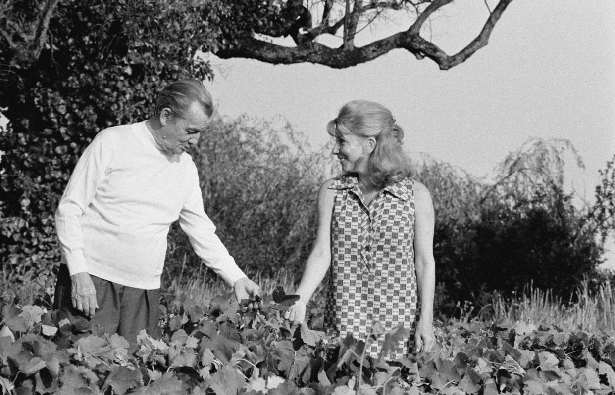 Le romancier Marcel Pagnol et son épouse Jacqueline en juillet 1970, en Provence.