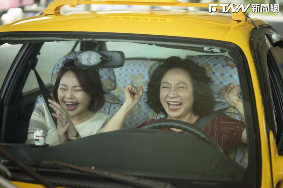 林嘉俐（圖左）、楊麗音在劇中是好友。（圖／華視、LINE TV提供）
