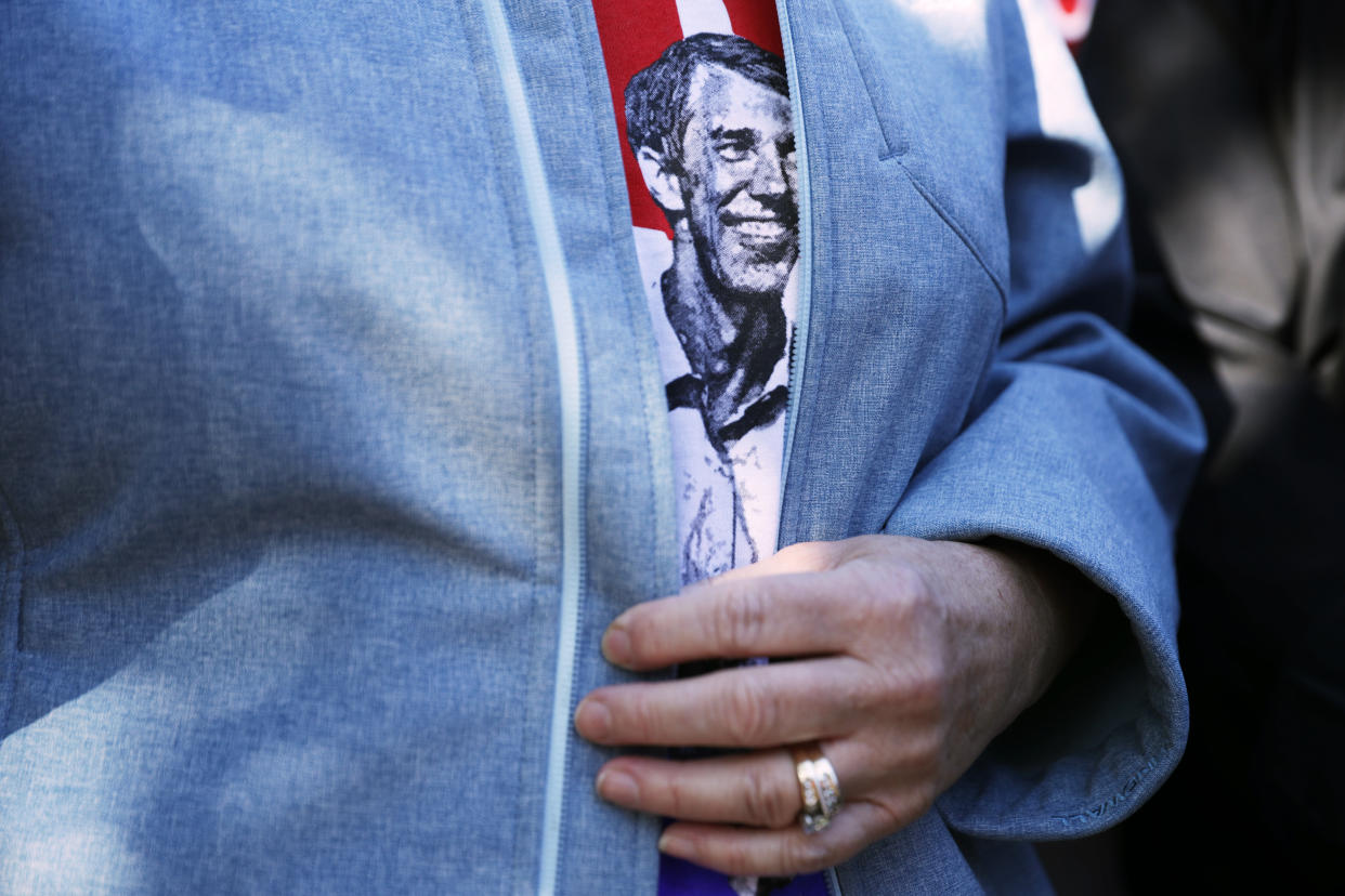 After peeing on a Beto O’Rourke t-shirt and giving it to a stranger, UNT student is being investigated. (Photo: Chip Somodevilla/Getty Images)