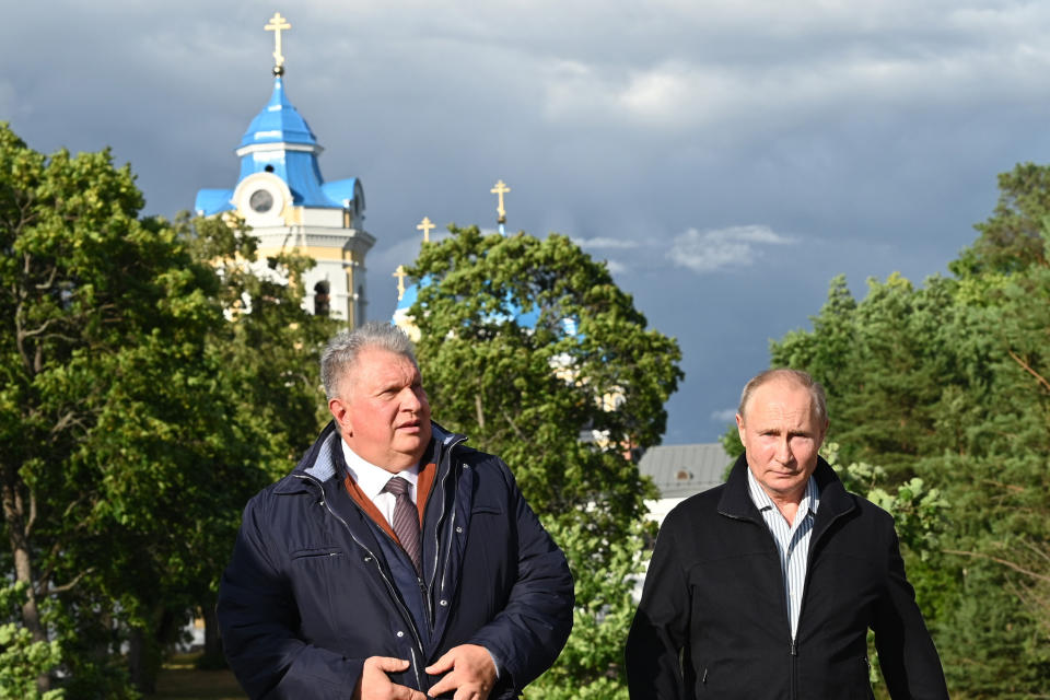 Igor Sechin and Vladimir Putin.