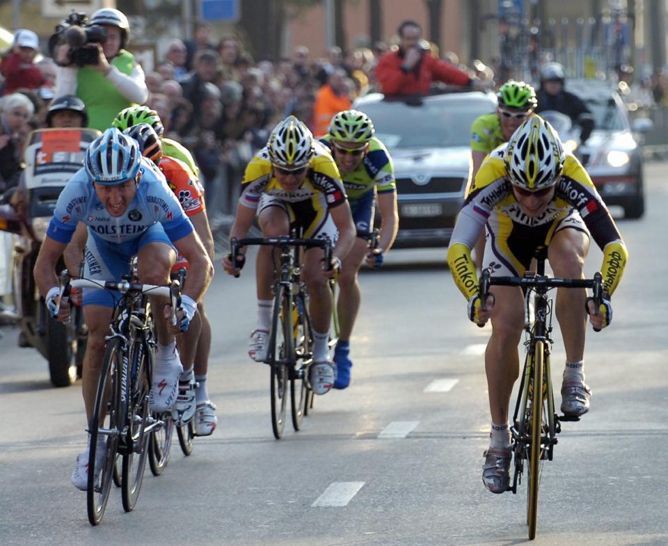 Davide Rebbelin, a la izquierda, en un embalaje durante el Gran Prix de Chiasso, en Suiza, en 2007. (Foto AP/KEYSTONE/Karl Mathis).