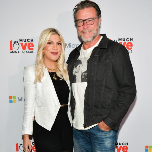 Tori Spelling y su esposa Dean McDermott se separan después de 18 años juntos 'con gran tristeza' credit:Bang Showbiz
