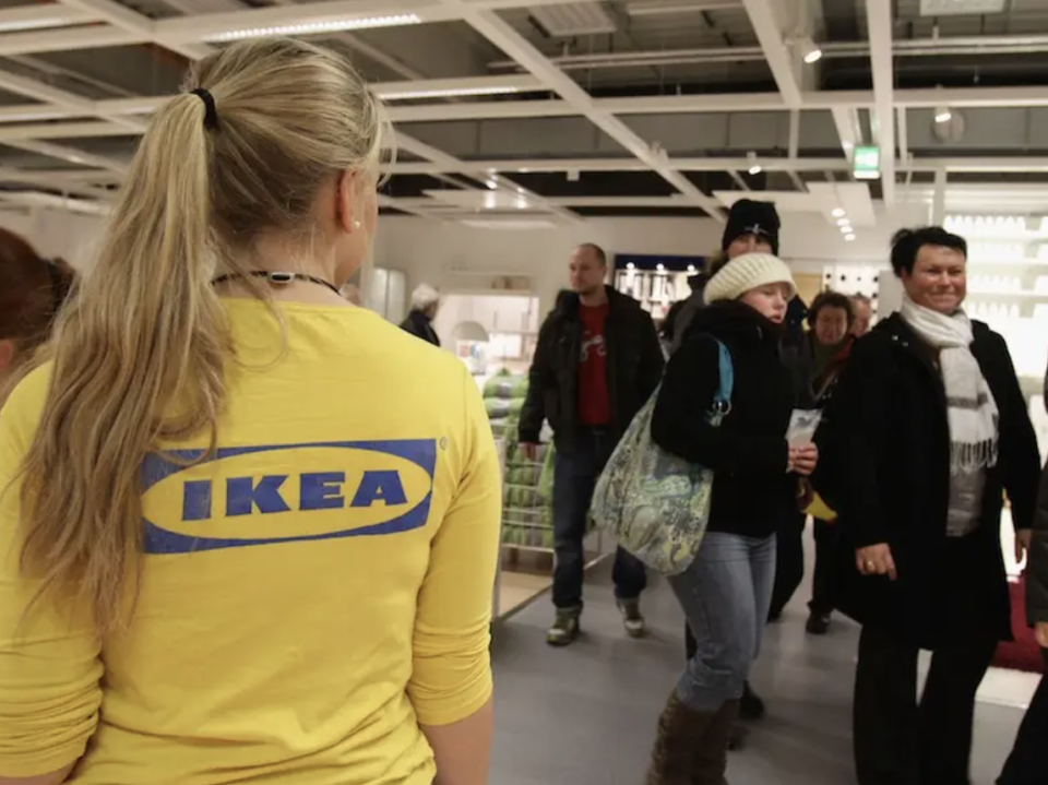 Einige Ikea-Mitarbeiter legen während einer Schicht bis zu 15 Kilometer zurück. Habt also Geduld, wenn ein Mitarbeiter länger auf sich warten lässt. - Copyright: Andreas Rentz/Getty Images