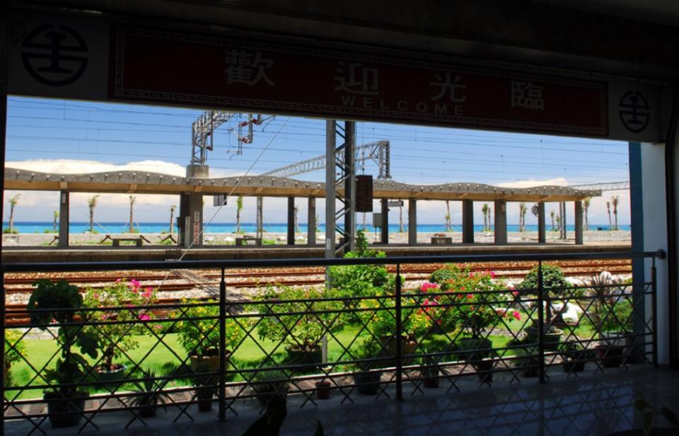 漢本站是愛海人的祕境景點，坐擁迷人美景。