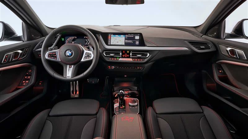 BMW 128ti內裝同樣有著許多紅色裝飾。（圖／翻攝自BMW官網）