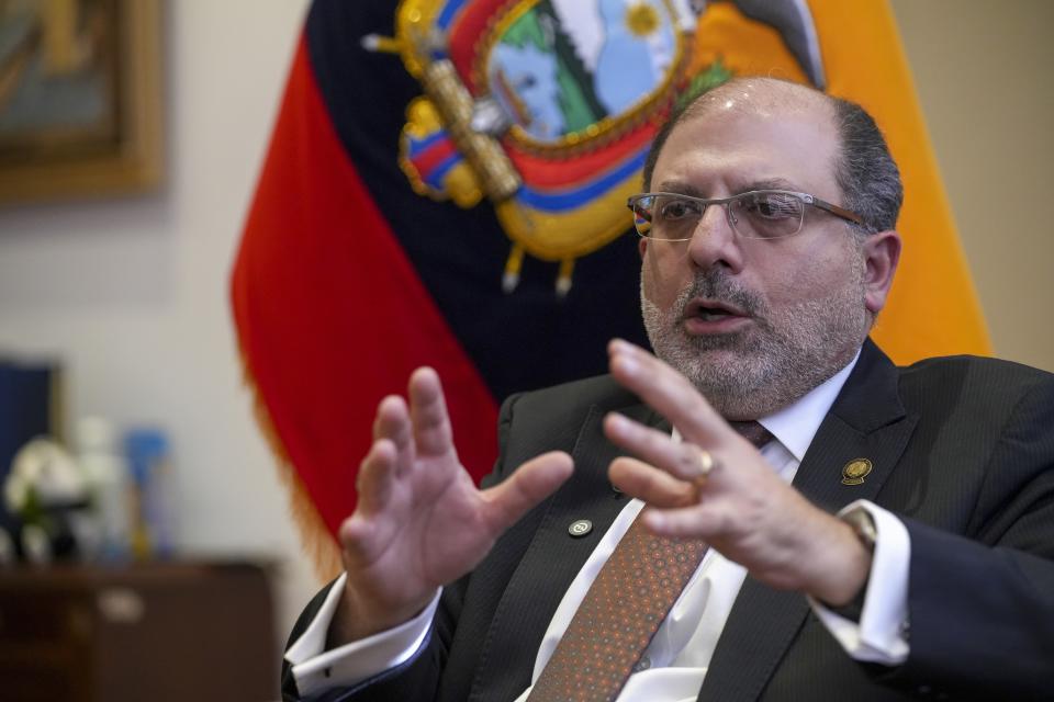 Henry Kronfle, presidente de la Asamblea Nacional de Ecuador, da una entrevista en su oficina en Quito, Ecuador, el miércoles 31 de julio de 2024. (AP Foto/Carlos Noriega)