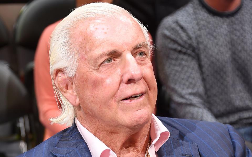 Flair war bis ins fortgeschrittene Alter eine prägende Figur der WWE, nach seiner Zeit als Kämpfer trat er als Manager und Promoter auf. Abseits des Ringes gab es aber auch einige Skandale. Zuletzt diesen hier: 2019 wurden in der Doku "Dark Side of the Ring" Anschuldigungen laut, wonach Flair sich auf einem Flug Anfang der 2000-er vor Flugbegleiterinnen entblößt haben soll. Flair wurde kurz darauf von der WWE entlassen. (Bild: NBAE/Andrew D. Bernstein/Getty Images)