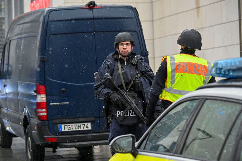 Oficiales de policía aseguran el área en un mercado navideño en Dresde, Alemania