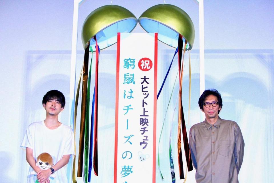  《愛在末路之境》在日本票房開紅盤，導演行定勲（右）和成田凌特別出席謝票活動。（翻攝自《愛在末路之境》Twitter） 