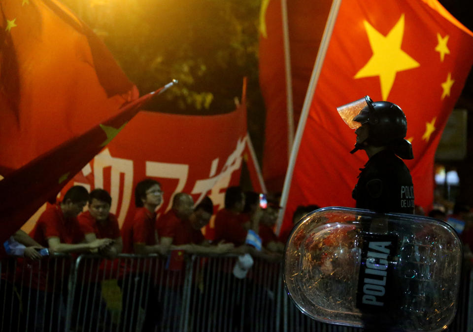 Chinese people wait for Chinese President Xi Jinping ahead of the G-20 leaders summit in Buenos Aires, Argentina, on Thursday. (Photo: Sergio Moraes/Reuters)