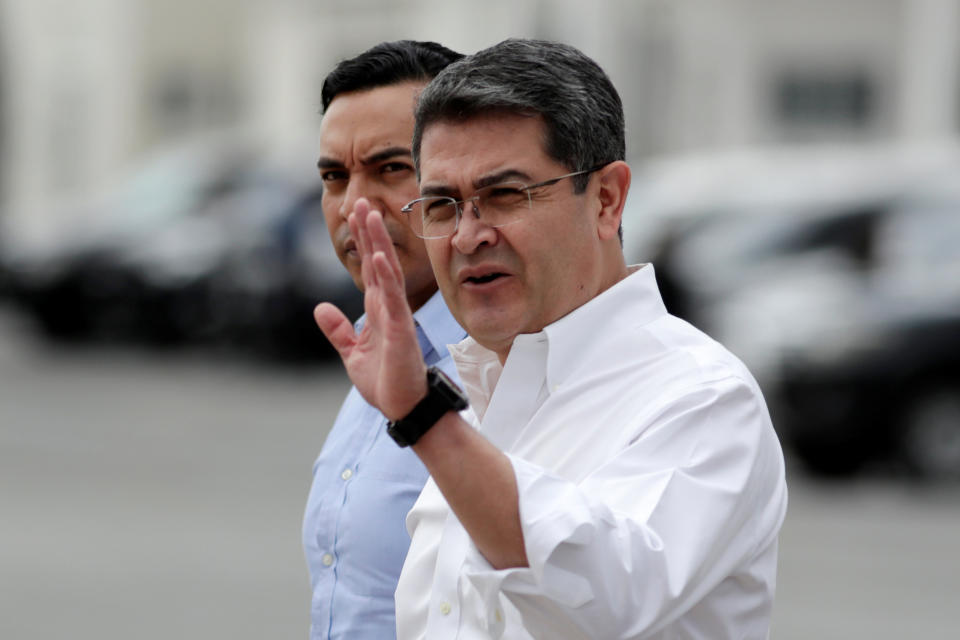 El presidente de Honduras, Juan Orlando Hernandez (vestido de blanco en la foto) ha culpado al gobierno de Venezuela de la formación de la caravana, según informó el vicepresidente de EEUU Mike Pence. REUTERS/Luis Echeverria