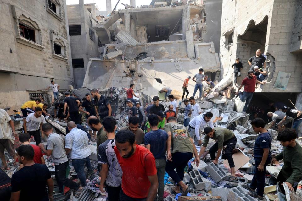 Palestinians look for survivors in Khan Yunis (AFP via Getty Images)