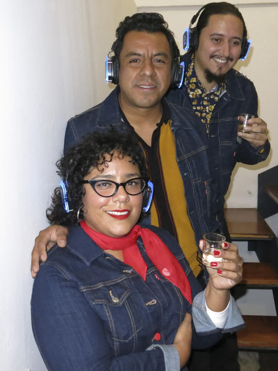 Miembros de la banda La Santa Cecilia, del frente hacia atrás, La Marisoul, Pepe Carlos y Alex Bendaña, posan para un retrato durante la presentación de su álbum "Cuatro copas", en la Ciudad de México, el 8 de noviembre de 2022. (Foto AP/Berenice Bautista)