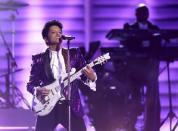 Bruno Mars rinde homenaje a Prince en la ceremonia de los premios Grammy, el domingo 12 de febrero del 2017 en Los Angeles. (Foto por Matt Sayles/Invision/AP)