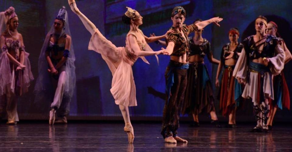 Cuban Classical Ballet presenta ‘Le Corsaire Suite’ en el Miami Dade County Auditorium.