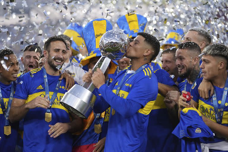 Marcos Rojo besa el trofeo: Boca campeón