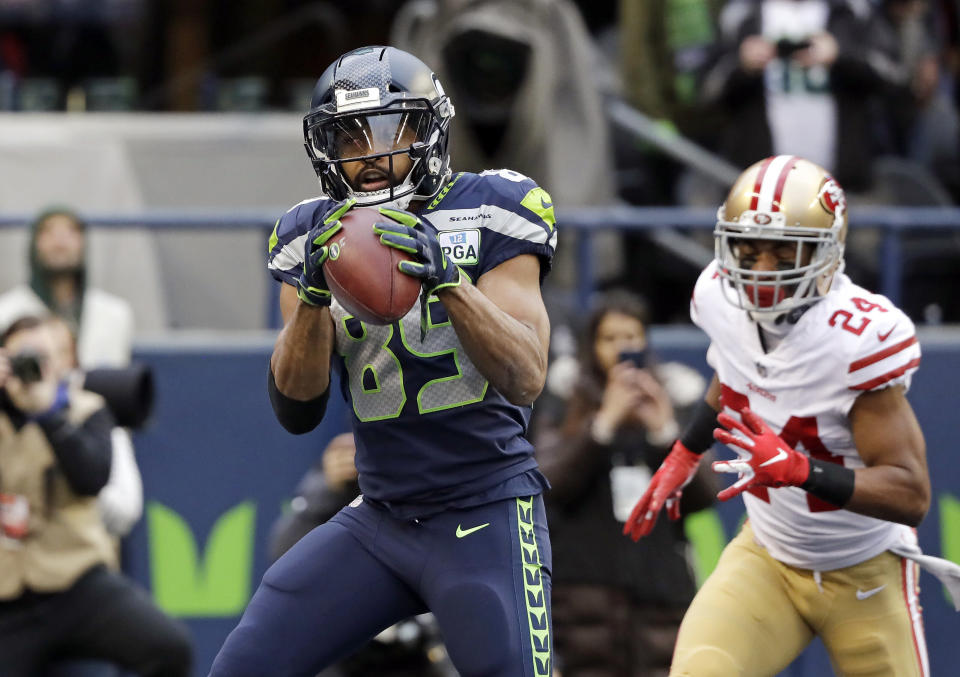 Seattle Seahawks wide receiver Doug Baldwin (89) catches a pass for a touchdown ahead of San Francisco 49ers defensive back K'Waun Williams, right, during the first half of an NFL football game, Sunday, Dec. 2, 2018, in Seattle. (AP Photo/Elaine Thompson)