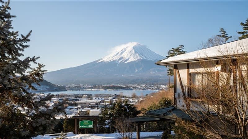 可眺望富士山及河口湖景緻的「河口湖鄉村小屋 Ban & 豪華露營度假村」 連續三年蟬聯樂天旅遊人氣豪華露營住宿第一名。（圖／飯店旅宿業者提供）