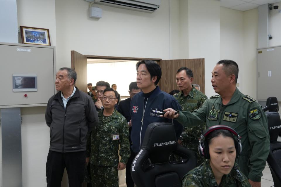 副總統賴清德2024.3.22由國防部長邱國正（左1）、陸軍司令鍾樹明上將（後右2）等人陪同赴南部訪視陸軍航特部歸仁基地等國軍部隊。總統府提供