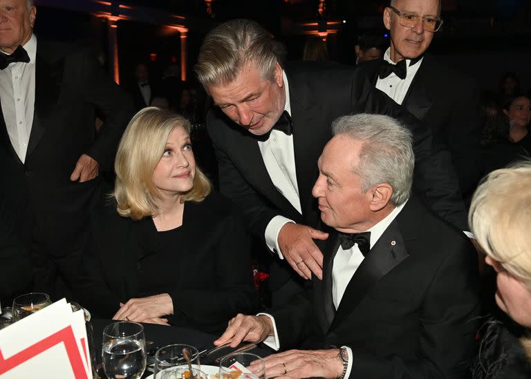 Alec Baldwin protagonizó un desagradable incidente con una camarera durante una gala: “Al parecer me estaba llamando campesina”