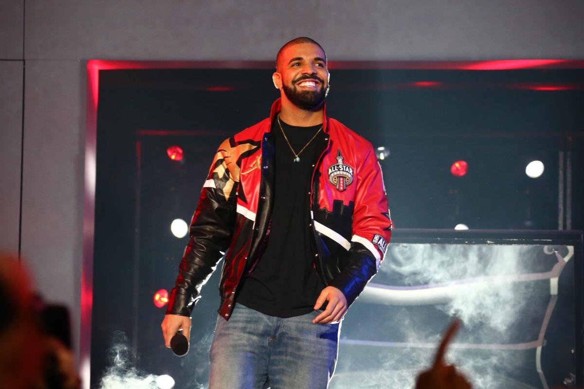 Drake will play Milwaukee for the first time, with 21 Savage, at Fiserv