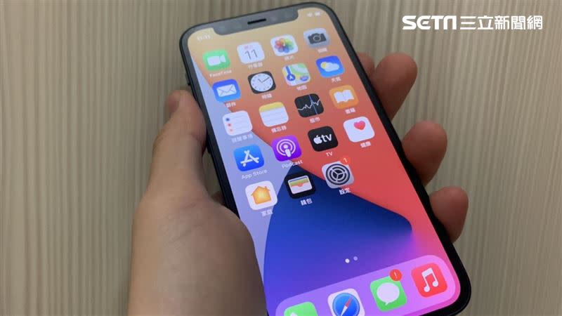  傳出蘋果明年將推出摺疊款iPhone，且外型會神似iPhone12。（圖／資料照）