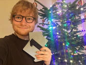 <p>Über ein ganz besonderes Weihnachtsgeschenk konnte sich Ed Sheeran freuen: “‘Perfect’ ist an Weihnachten auf Platz 1! Frohe Weihnachten an euch alle, habt schöne Festtage mit euren Familien. Wir sehen uns im neuen Jahr.”<br>(Foto: Instagram/Ed Sheeran) </p>