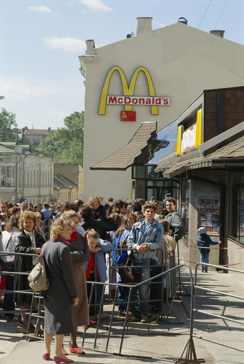 <p>En aquella época, comer en el McDonald's no era barato para los rusos. Un Big Mac costaba el equivalente a un abono mensual de transporte público, por ejemplo. (Foto: Bernard Bisson / Sygma / Getty Images).</p> 